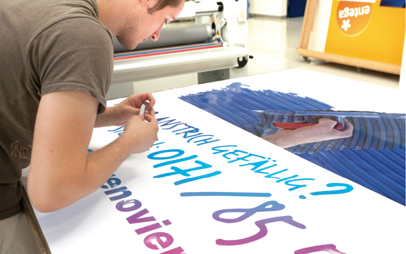 Entgittern der Motive ist Handarbeit